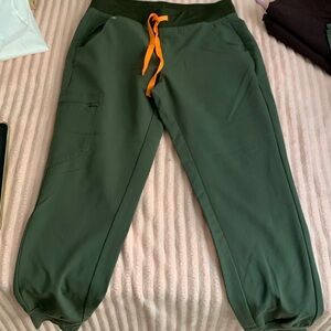 Figs scrub set in army green